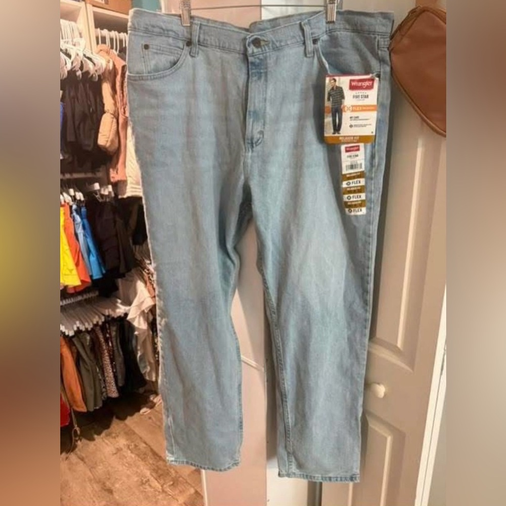 NWT Wrangler Relaxed Fit Jeans 40x32